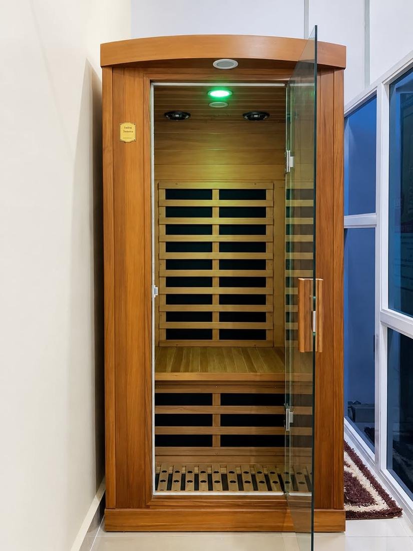 Infrared sauna cabin with glass door